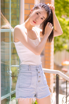 两根粗大在她腿间进进出出H